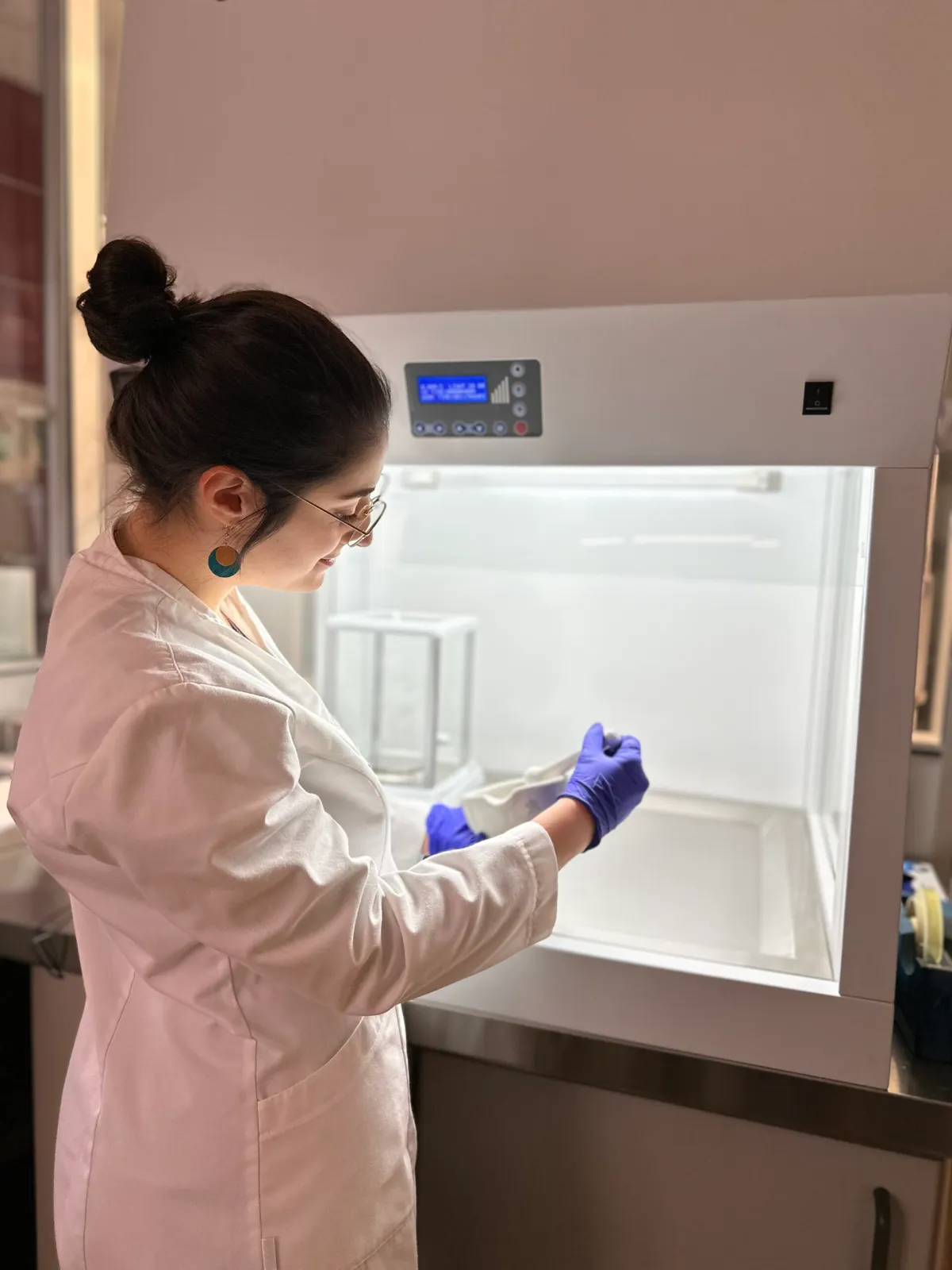 Preparazioni Galeniche: Soluzioni Personalizzate Nel nostro storico laboratorio, farmacisti specializzati realizzano preparazioni galeniche, officinali e magistrali su richiesta del cliente o del medico curante. Tra i nostri preparati personalizzati: Capsule Creme per la pelle Lozioni specifiche Utilizziamo attrezzature all&rsquo;avanguardia per garantire qualit&agrave;, efficacia e sicurezza.